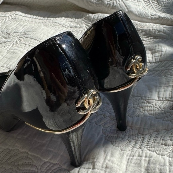CHANEL Black Heels Patent Leather Elegance - Picture 3 of 5